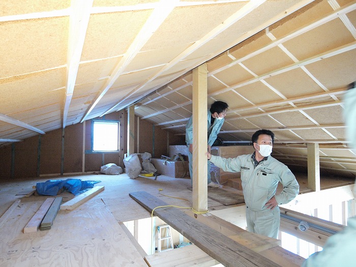 富士宮市 新築住宅 小屋裏の木質繊維断熱材