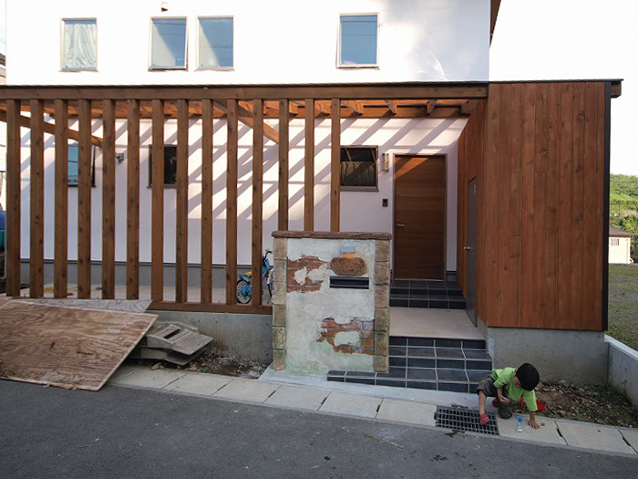 モルタル造形の門柱 新築住宅