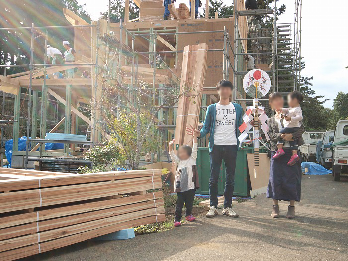 富士市 新築住宅 嬉しそうなお施主様家族