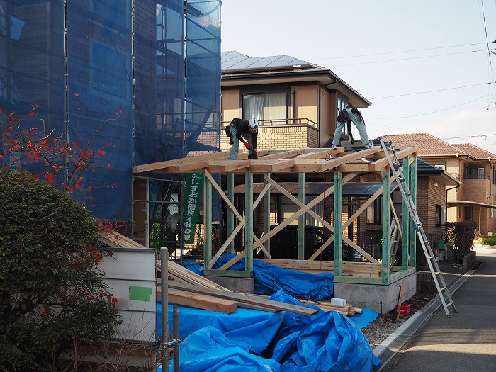 富士市 新築住宅 物置屋根組み立て