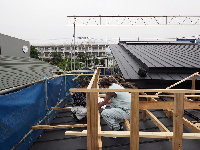 屋根の上のデッキ工事