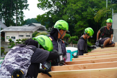 社員大工たちが力を合わせて上棟作業をしている様子